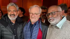 స్టీవ్ స్పీల్‌బర్గ్‌తో రాజమౌళి, కీరవాణి