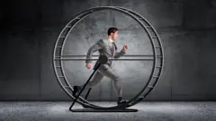 Homem de terno e gravata correndo em uma roda de hamster gigante