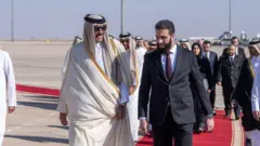 احمد شرع، رهبر نیروهای حاکم بر سوریه هنگام ورود «شیخ تمیم بن حمد آل ثانی» امیر قطر به دمشق از او استقبال کرد