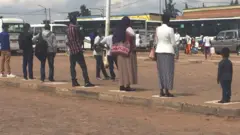 Abateze imodoka muri gare ya Remera