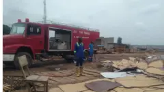 Ndị ọrụ gbata gbata na-emenyụ ọkụ ka nọ n'ahịa a emenyụ ya bụ ọkụ ma ekpọpụta ure ure so ọgbụgba ọkụ ahụ