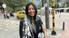 Juliana Domico, fotografada no centro da capital colombiana, Bogotá