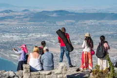 Des touristes photographient la vue depuis le sommet de la montagne de la Table, située au Cap, en Afrique du Sud.