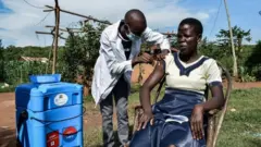 Une femme se fait vacciner au Kenya