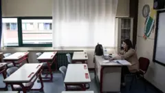 Okulların açılmasına sadece birkaç ay kalmışken binlerce öğretmen adayı, bu yıl işinin olup olmayacağını bilmiyor. Atanmayı bekleyen öğretmen adaylarından biri, "Atama olmazsa geleceğim yok ki benim" diyerek anlatıyor bu durumu. Öğretmen adayları neden ek kontenjan talep ettiğini, bu sorunun neden kaynaklandığını ve nasıl çözümlenebileceğini derledik.