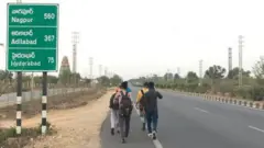 జడ్చర్ల దగ్గర నడుస్తున్న కార్మికులు