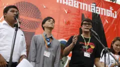 กาณฑ์ พงษ์ประภาพันธ์ (คนกลาง)