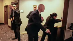 Сотрудники правоохранительных органов с оружием в руках после сообщения о стрельбе во время ужина Ассоциации корреспондентов Белого дома