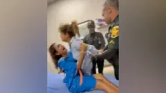 Pantallazo del video del arresto de dos mujeres ecuatorianas en Florida en agosto de 2026