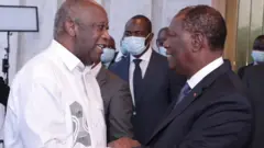 Gbagbo (ibumoso) na Ouattara basuhuzanya