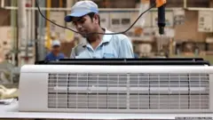 ਏਸੀ ਬਣਾਉਂਦਾ ਵਿਅਕਤੀ