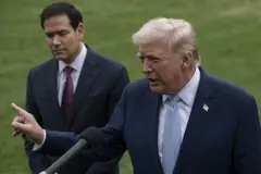 Donald Trump (à direita) fala com a imprensa. Marco Rubio (à esquerda) aparece ao fundo.