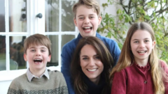 Imagem de Kate com os três filhos