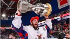 Иван Федотов с Кубком Гагарина