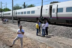 Passageiros deixam trens