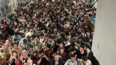 ትናንት ከ600 በላይ የሚሆኑ የአፍጋኒስታን ዜጎች በአሜሪካ የጦር አውሮፕላን ታጭቀው ከካቡል ወጥተዋል።