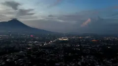 Entardecer em San Salvador; ao fundo, vê-se uma montanha.