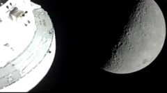 Orion uzay aracının bir bölümü sol alt köşede, Ay arka planda sağ tarafı dolduruyor; Ay’ın yarısı karanlıkta.