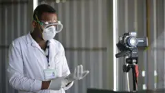 Mid ka mid ah shaqaalaha caafimaadka Itoobiya oo isu diyaarinaya baaritaanka dadka ka soo degaya garoonka caalamiga ah ee Addis Ababa - January 30, 2020.