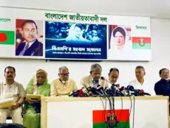 গুলশানে বিএনপি চেয়ারপারসনের কার্যালয়ে লিখিত বক্তব্য দিচ্ছেন দলটির মহাসচিব