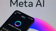 Czarny smartfon wyświetlający Meta AI trzymany na tle posta dotyczącego Meta AI.