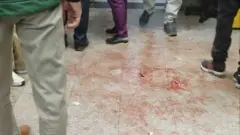 তেহরানের একটি হাসপাতালের মেঝেতে আহতদের রক্ত দেখা যাচ্ছে
