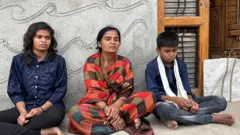 वैशाली रोडगे त्यांच्या मुलांसोबत.