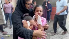 أطفال في غزة مع أمهم