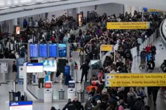 Vista da zona de segurança com longas filas no Aeroporto LaGuardia, em Nova Iorque.