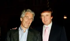 Jeffrey Epstein e Trump aparecem juntos de terno, com o braço de Trump em volta de Epstein