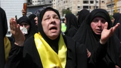 Uma mulherroleta 0hijab preto e pano amarelo choraroleta 0funeral