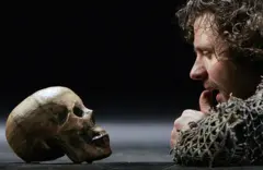 Hamlet mira a una calavera, en una escena del famoso monólogo de la obra de Shakespeare, en un ensayo en Rusia en 2006.