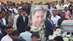 रतन टाटांचं पार्थिव अंत्य दर्शनासाठी ठेवण्यात आलं होतं. 