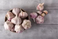 Garlic in a bowl and on the table