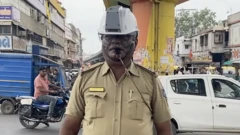 குஜராத்தில் போக்குவரத்து காவலர்களுக்கு குளிர்ந்த காற்று தரும் ஹெல்மெட் வழங்கப்பட்டுள்ளது