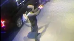 پلیس برای پیدا کردن ضارب و یا اطلاعاتی که منجر به دستگیری او شود ۱۰ هزار دلار جایزه تعیین کرده است