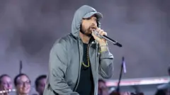 Eminem yambaye umupira w'inkofero usa n'umunyota, ishenete y'inzahabu n'agapira kirabura musi, ari imbere y'abantu ariko araririmba, mu gihe umwotsi nawo uriko urafumba irya n'ino impande yiwe.