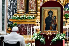 Papa Francisco olha para Salus Populi Romani