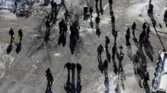 Agentes federais no local de um tiroteio envolvendo agentes federais de imigração em Minneapolis, Minnesota, EUA, em 24 de janeiro de 2026.