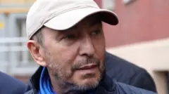 Фото Умара Джабраилова от 2017 года. У него прищуренные глаза, шрам на носу, седая щетина, на голове белая кепка