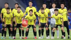 Jogadores do Guangzhou Evergrande em campo com camisas amarelas