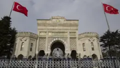 شرطة مكافحة الشغب أمام جامعة بوغازيتشي في اسطنبول