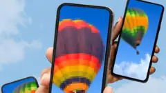 Ifoto iteranije yerekana ukuboko gufashe telefone.