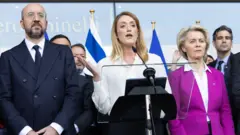 Charles Michel (solda) ve Ursula von der Leyen (sağda) Avrupa Parlamentosu Başkanı Roberta Metsola'yla birlikte 11 Ekim'de basın açıklaması yapmıştı