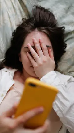 Devojka koja se krije, drži ruku na glavi