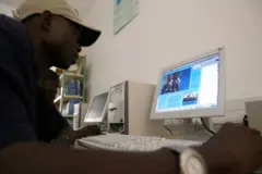 Un étudiant devant son ordinateur