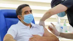 Qola koronavirus peyvəndi vurulur