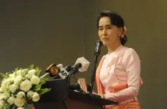 ၂၀၁၅ ခုနှစ် ကမ္ဘာ့စာနယ်ဇင်းလွတ်လပ်ရေယ်ဇင်းလွတ်လပ်ခွင့်နေ့မှာတွေ့ရတဲ့ ဒေါ်အောင်ဆန်းစုကြည်