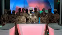 Une capture d'écran d'une vidéo montre le capitaine Kader Ouedraogo s'exprimant sur la télévision d'État " RTB " à Ouagadougou, au Burkina Faso, le 24 janvier 2022.
