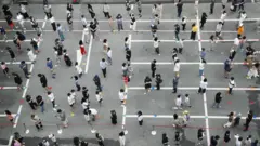 서울 강남구 보건소에 마련된 선별진료소에서 시민들이 검사를 받기 위해 길게 줄을 서있다